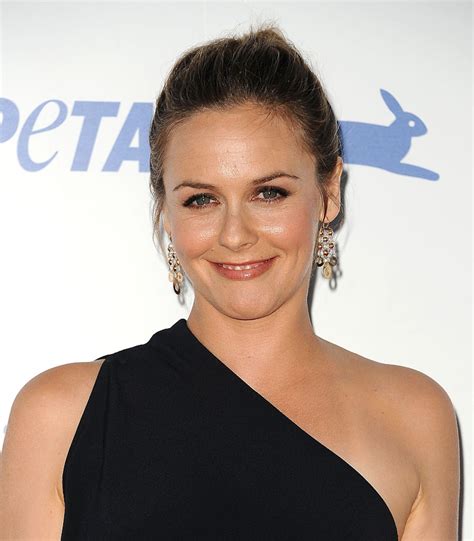 Alicia Silverstone poses nude for PETA: ‘I’d rather go naked than。